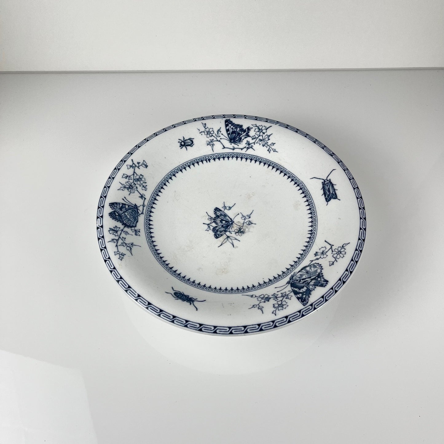 Compotier bas sur piédouche "Butterfly" bleu par Minton & co, Angleterre, XIXe