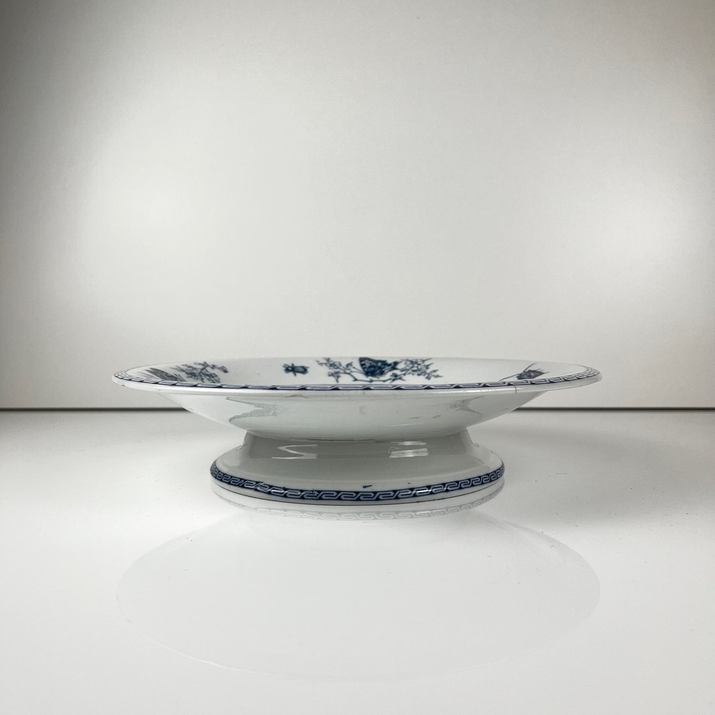 Compotier bas sur piédouche "Butterfly" bleu par Minton & co, Angleterre, XIXe