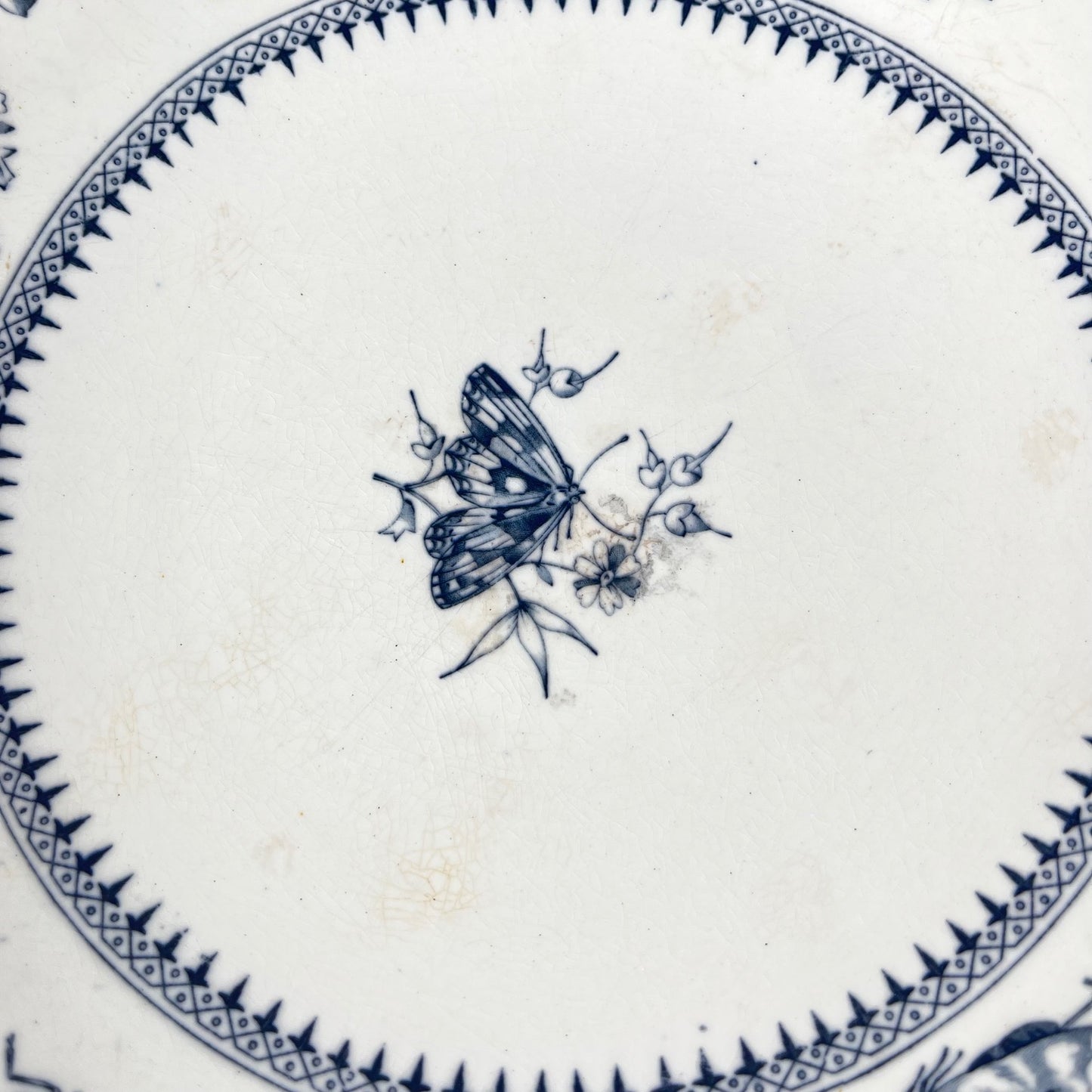 Compotier bas sur piédouche "Butterfly" bleu par Minton & co, Angleterre, XIXe