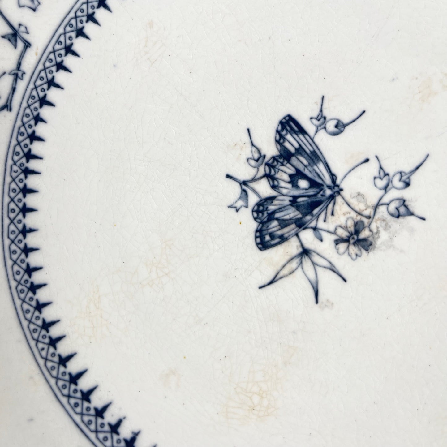 Compotier bas sur piédouche "Butterfly" bleu par Minton & co, Angleterre, XIXe