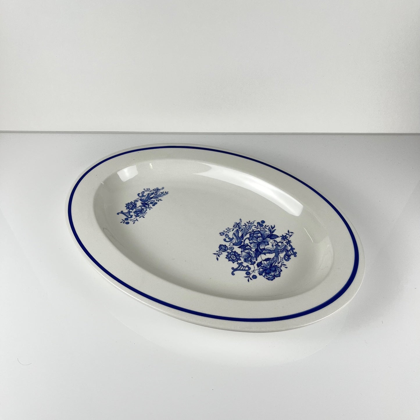 Grand plat ovale blanc & bleu, motif oiseau et fleur