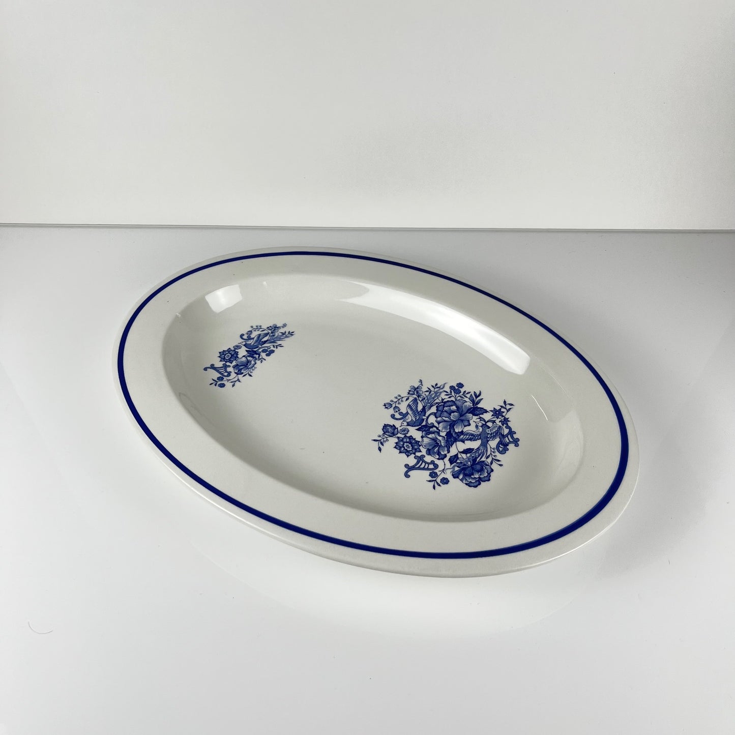 Grand plat ovale blanc & bleu, motif oiseau et fleur