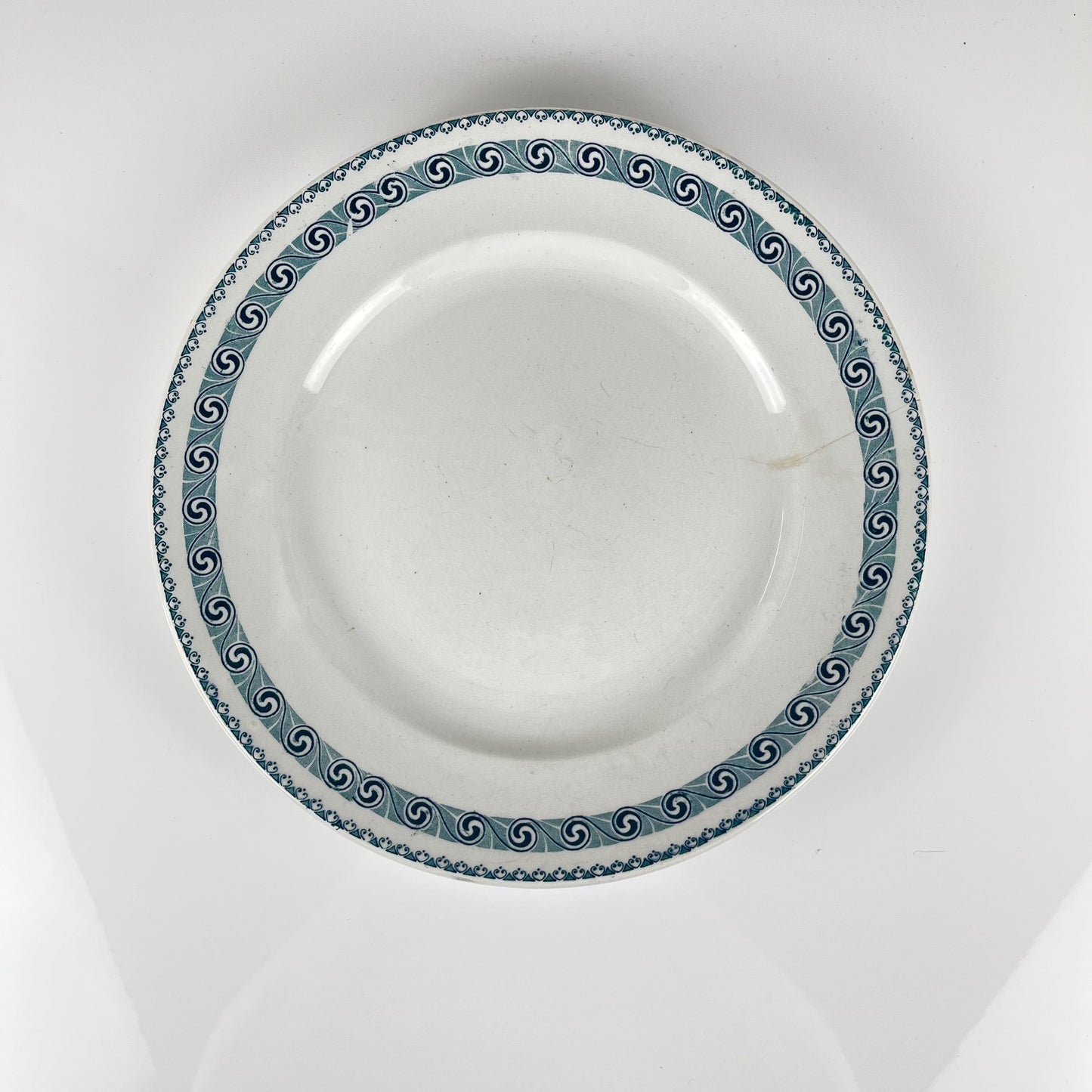 Grand plat rond "Rachel" Moulins des loups & Hamage, terre de fer