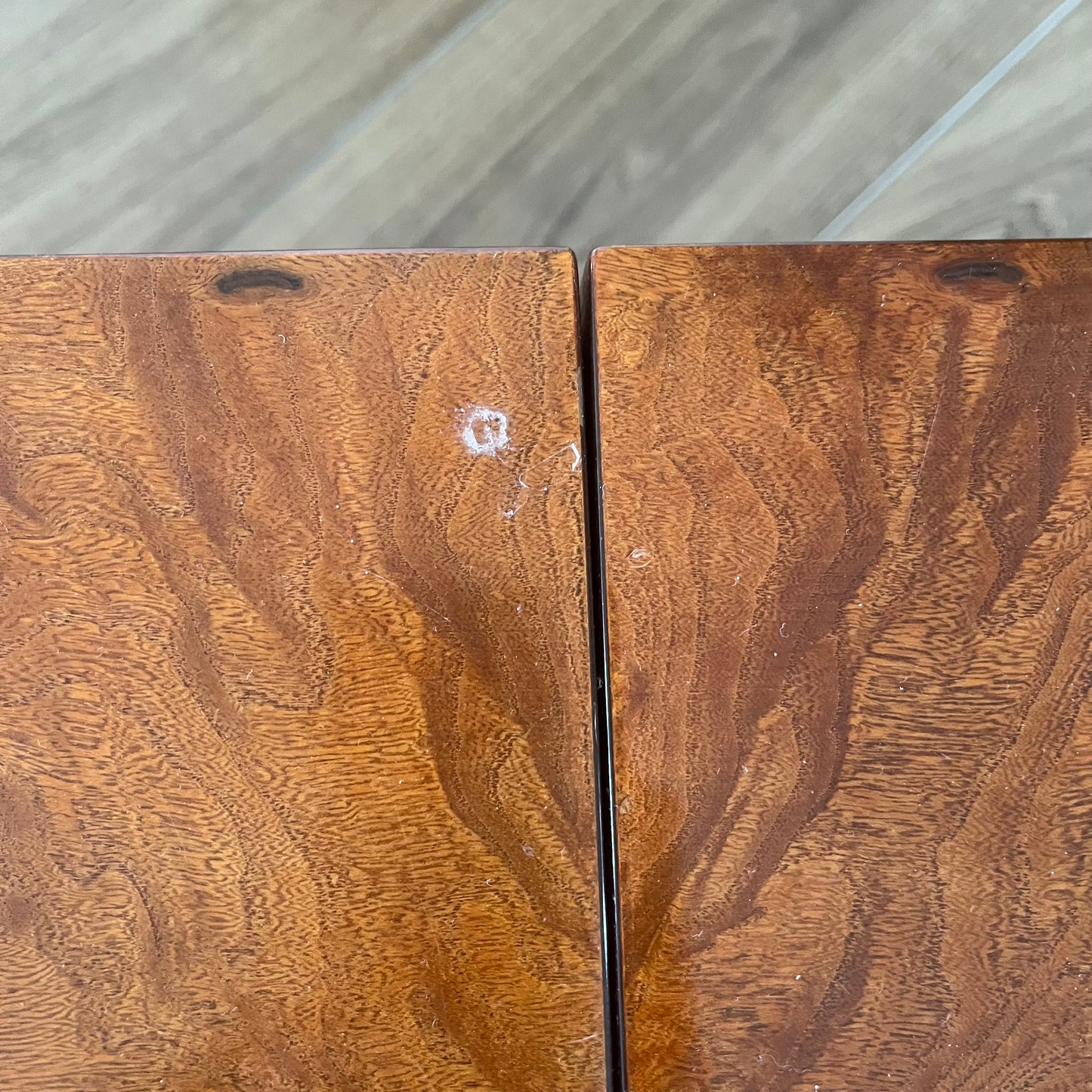 Table basse bar Art déco en loupe de bois – années 1930/1940