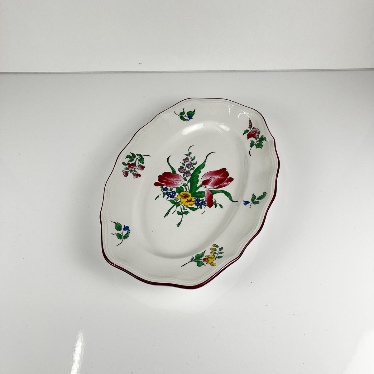 Small oval dish with flat ends, "Réverbère" model by KG Lunéville, tulip pattern.