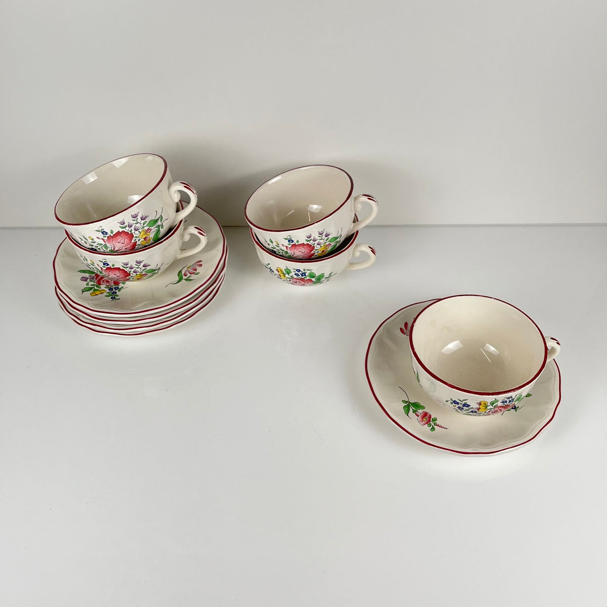 Lot de 5 grandes tasses avec soucoupes,  modèle Réverbère par KG Lunéville