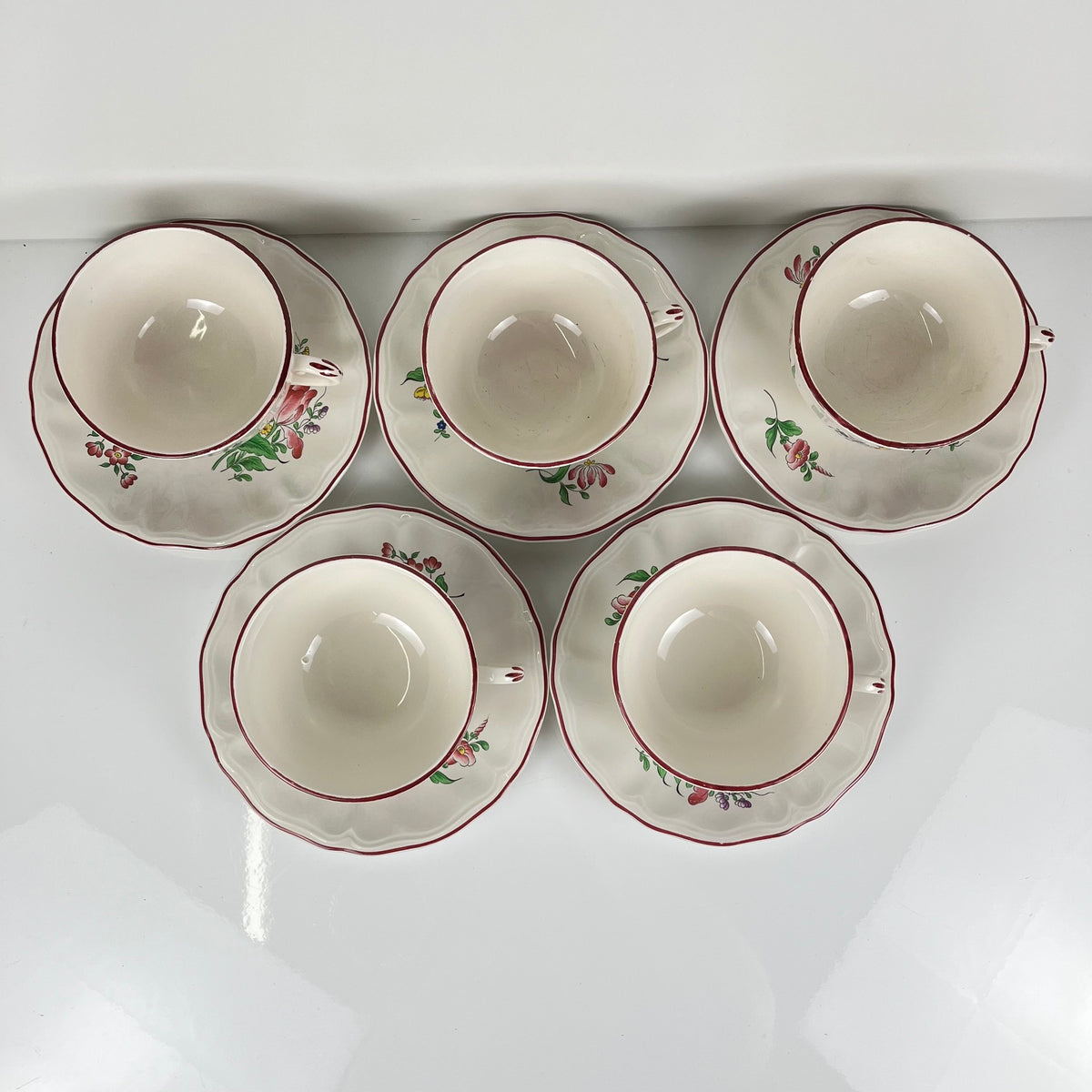 Lot de 5 grandes tasses avec soucoupes,  modèle Réverbère par KG Lunéville