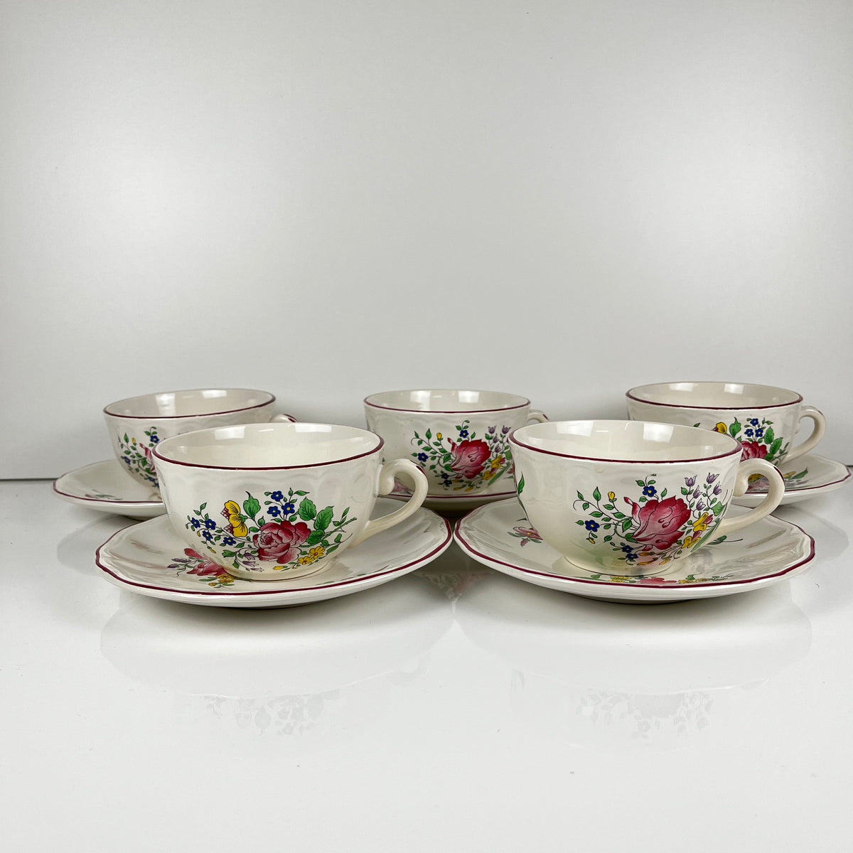Lot de 5 grandes tasses avec soucoupes,  modèle Réverbère par KG Lunéville