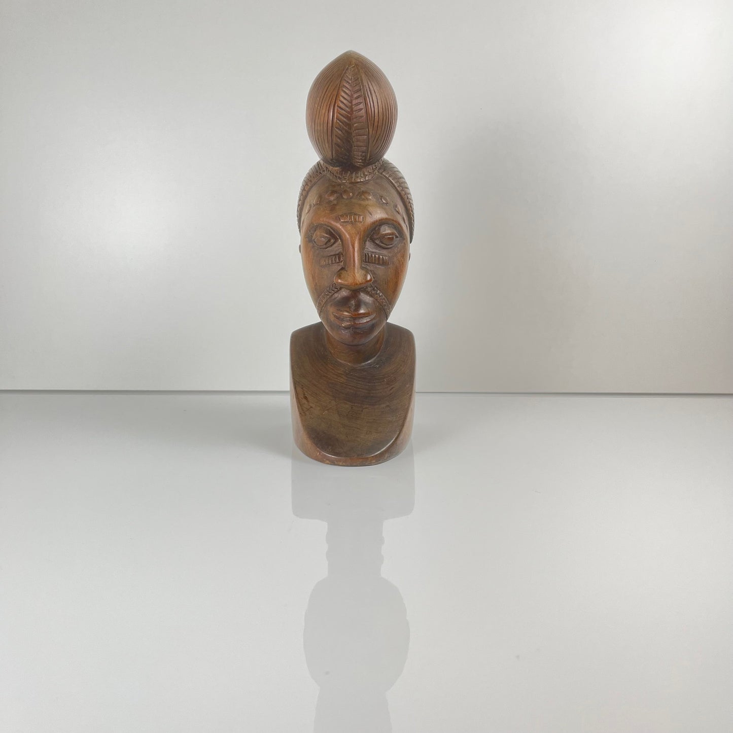 Buste féminin sculpté à la main en bois noir, style Baoulé, 1960/90
