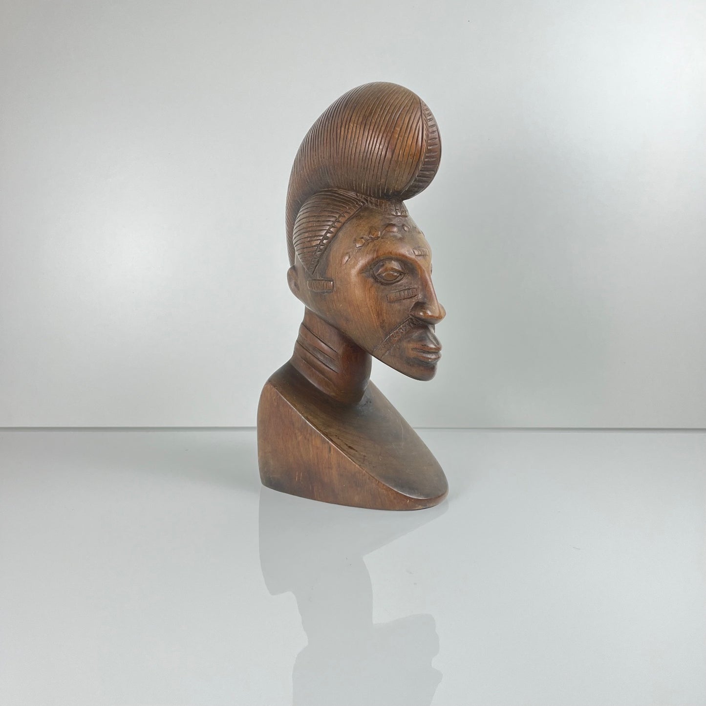 Buste féminin sculpté à la main en bois noir, style Baoulé, 1960/90