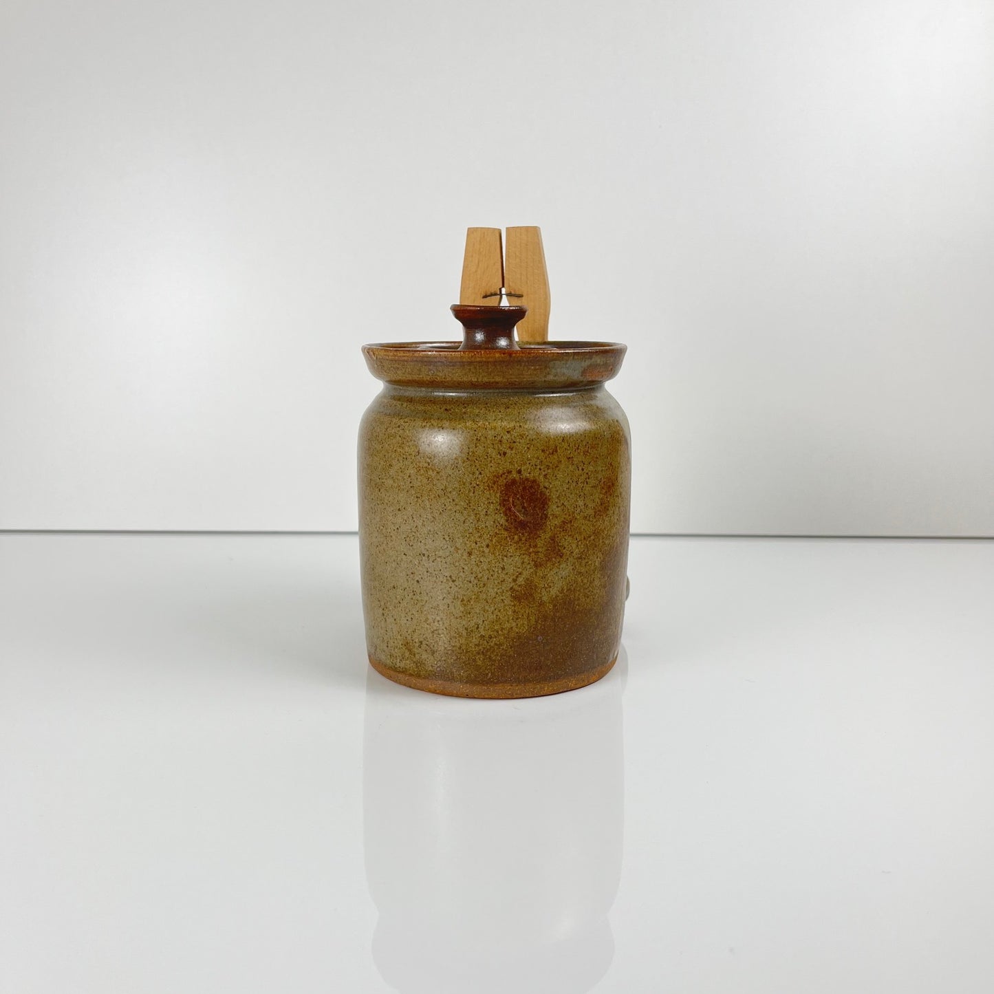 Pot à cornichon en grès avec pince