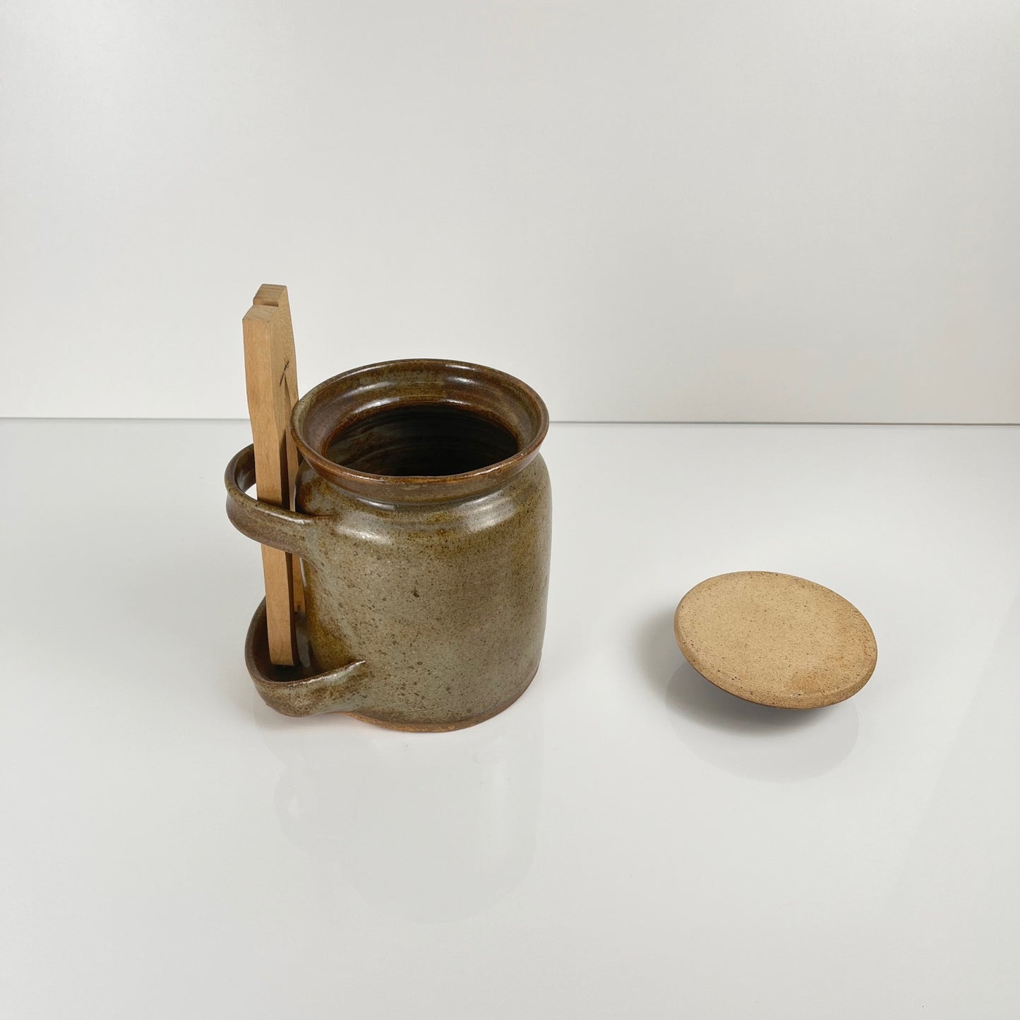 Pot à cornichon en grès avec pince