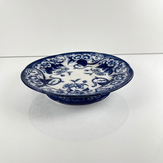 Assiette sur Piédouche en Terre de Fer « Flora » – Creil et Montereau, XIXe siècle, bleu