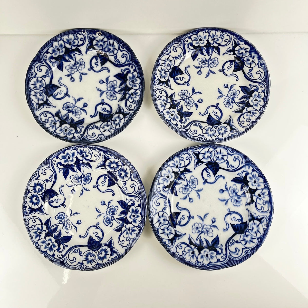 Set de 4 Assiettes à dessert en Terre de Fer « Flora » – Creil et Montereau, XIXe siècle, bleu