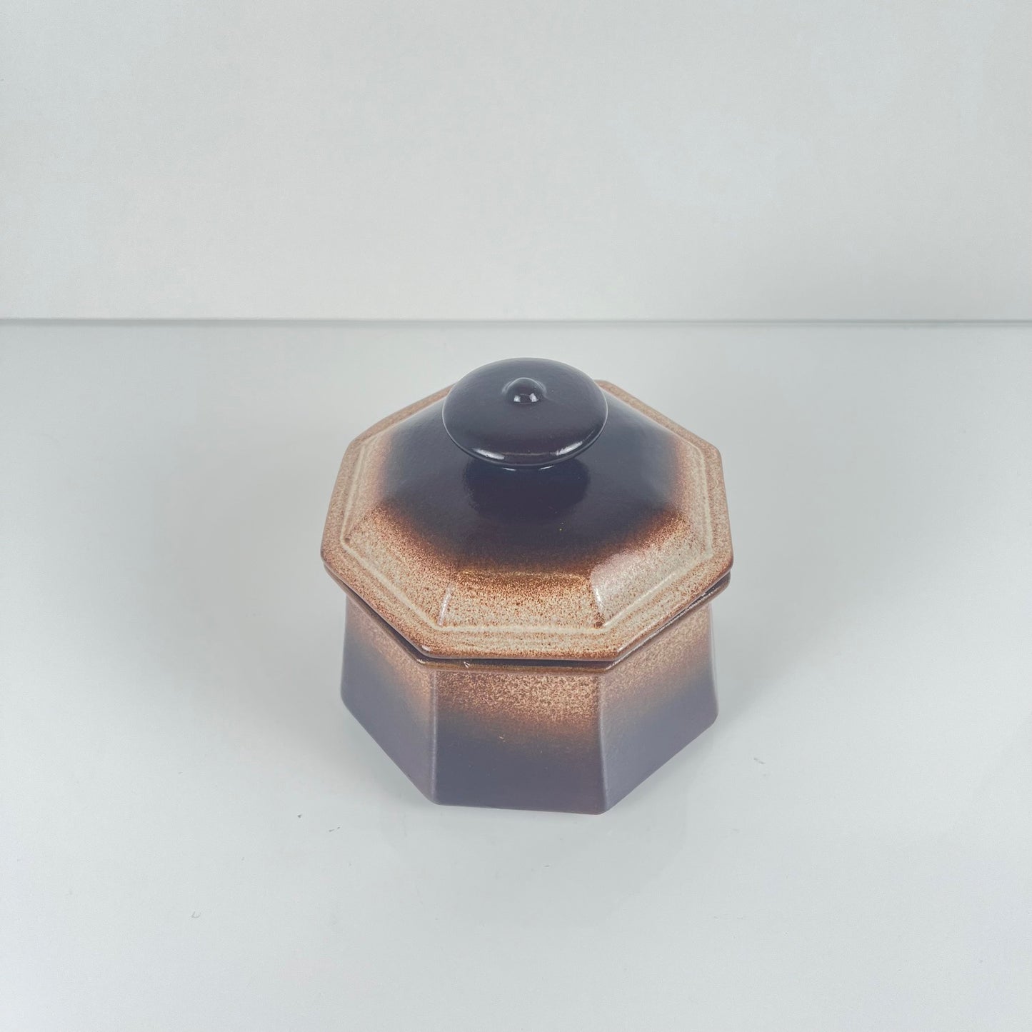 Boite en céramique brune octogonale, milieu XXe