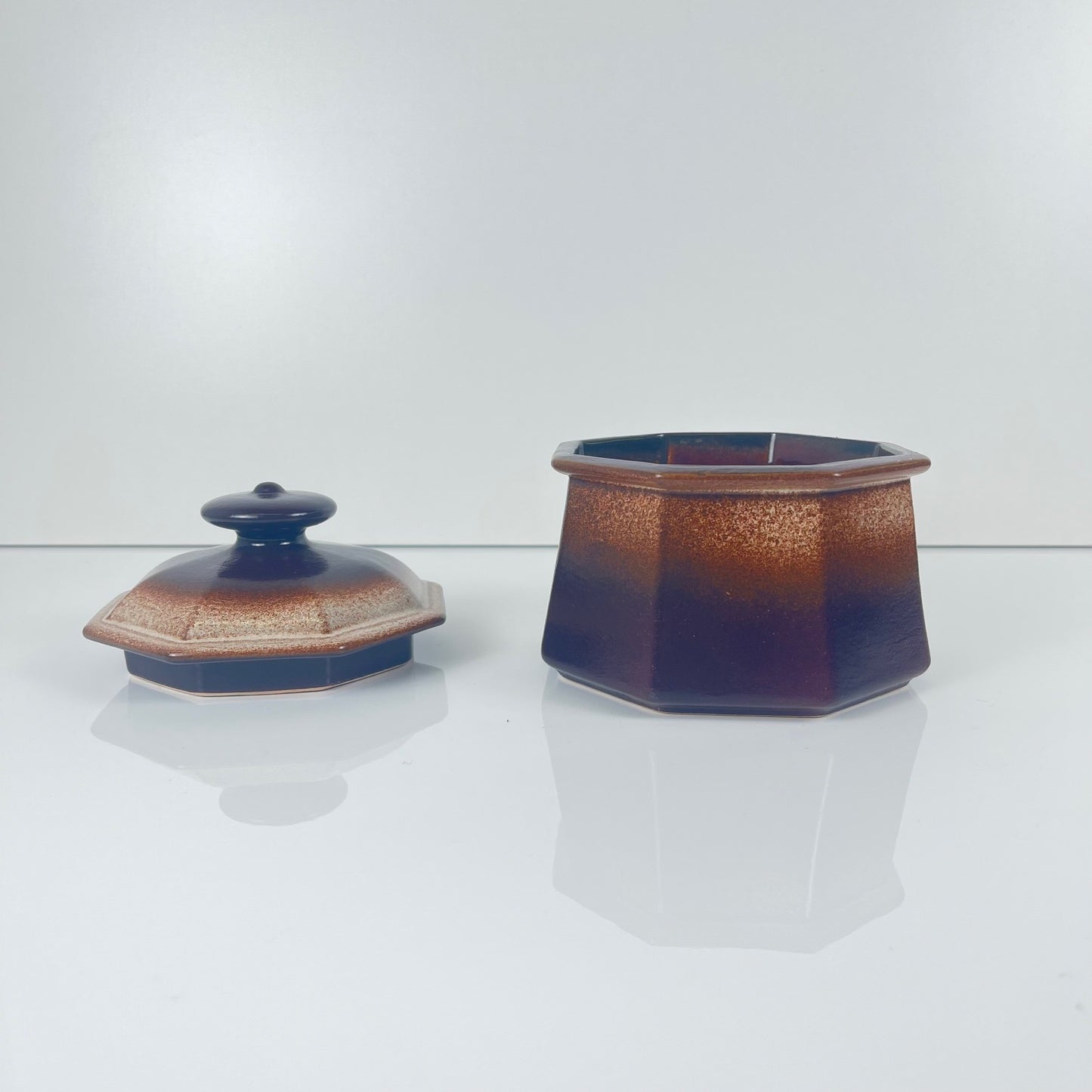 Boite en céramique brune octogonale, milieu XXe