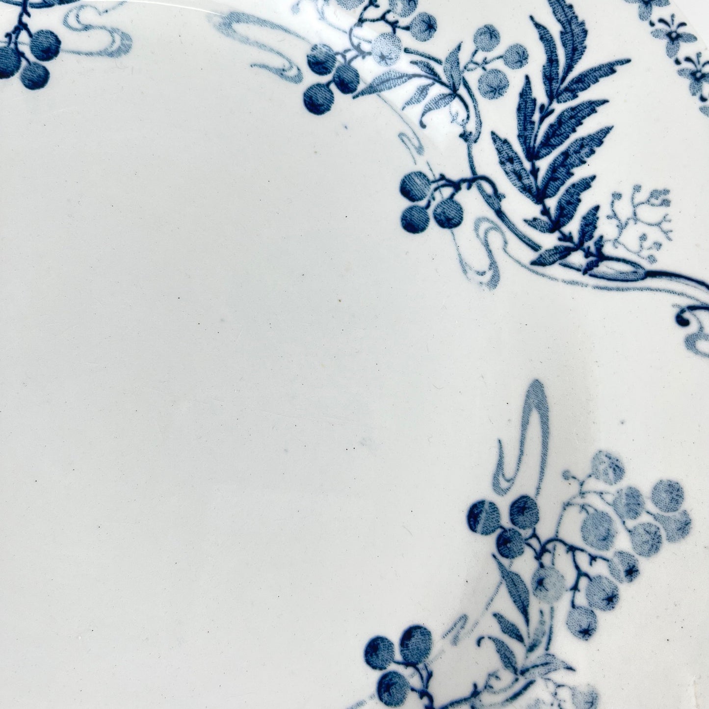 Assiette sur piédouche KG Luneville "Luculus" , Fin XIX-Début XXe