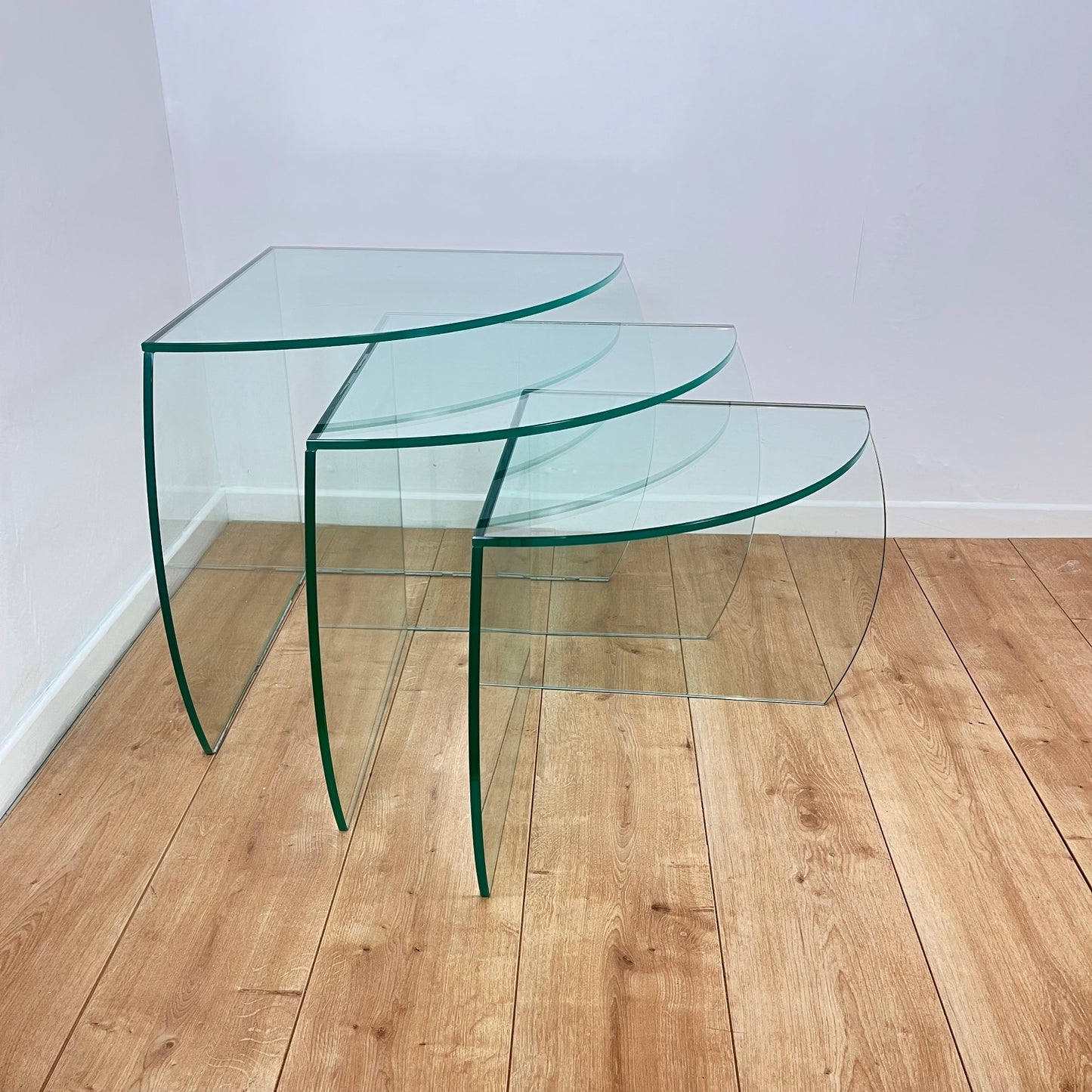 Trio de table gigogne en verre translucide CAMIF, 1980