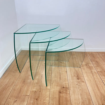 Trio de table gigogne en verre translucide CAMIF, 1980