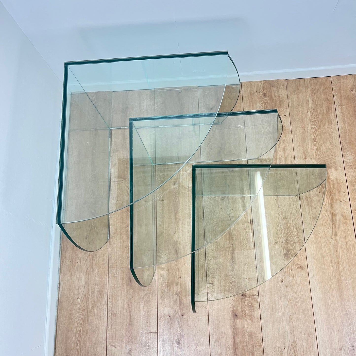 Trio de table gigogne en verre translucide CAMIF, 1980