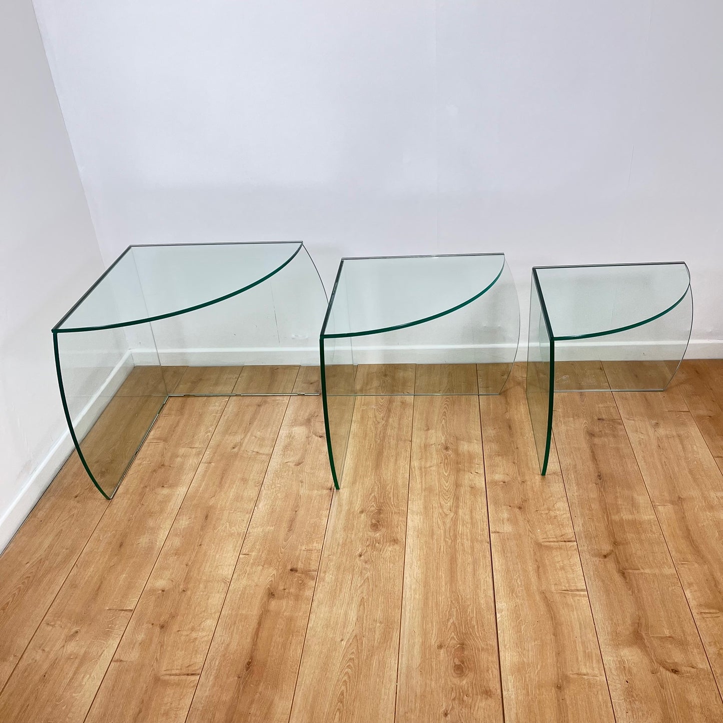 Trio de table gigogne en verre translucide CAMIF, 1980
