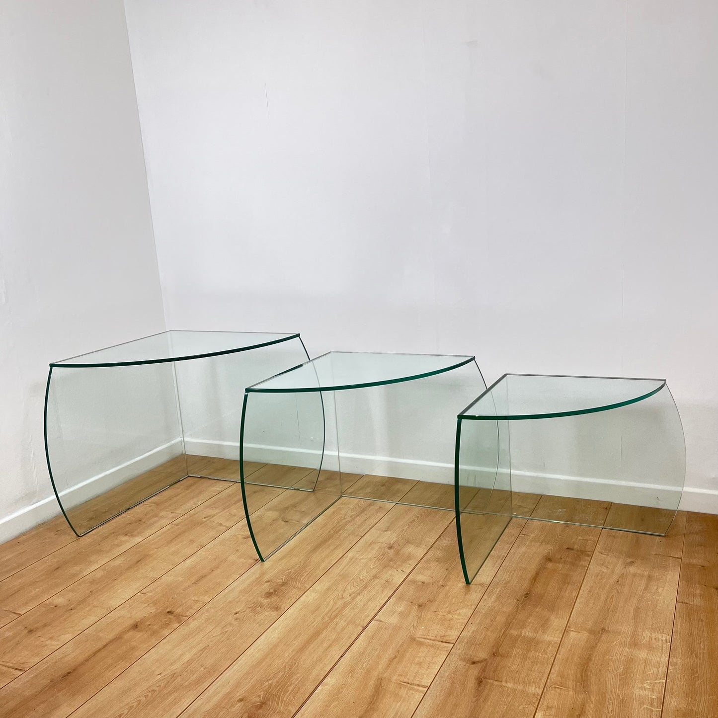 Trio de table gigogne en verre translucide CAMIF, 1980