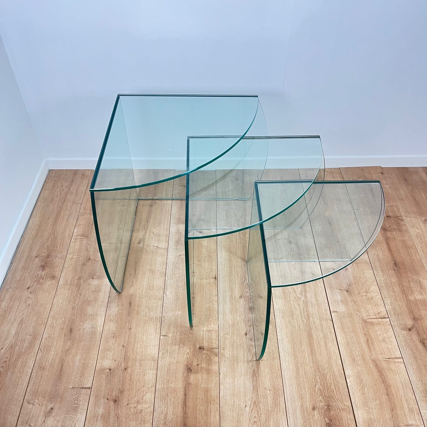 Trio de table gigogne en verre translucide CAMIF, 1980