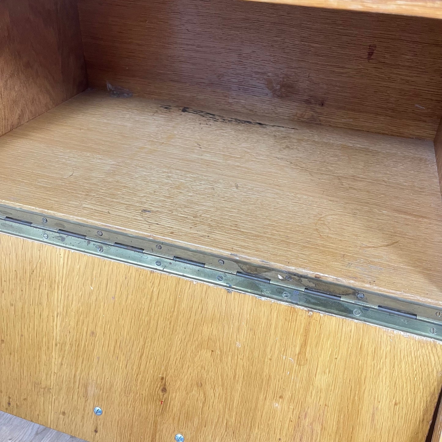 Buffet bas vintage en bois clair , 1960/70