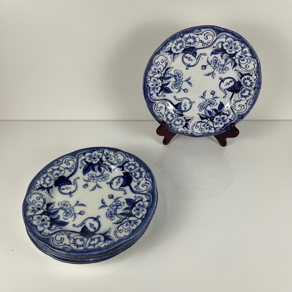 Set de 6 Assiettes plates en Terre de Fer « Flora » – Creil et Montereau, XIXe siècle, bleu