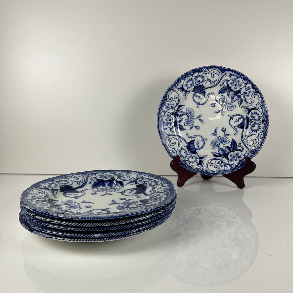 Set de 6 Assiettes plates en Terre de Fer « Flora » – Creil et Montereau, XIXe siècle, bleu