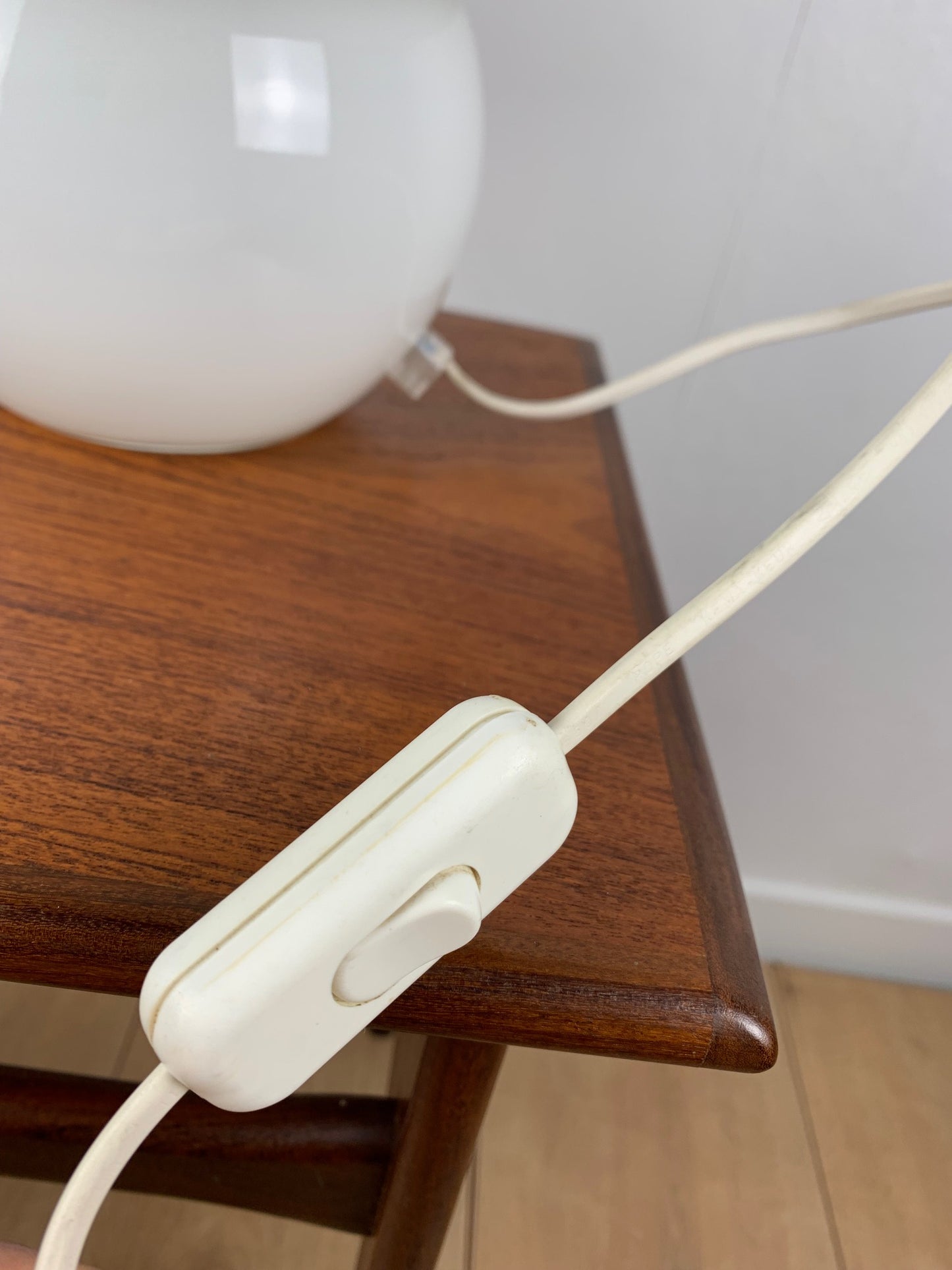 Lampe champignon en verre blanc , 1980