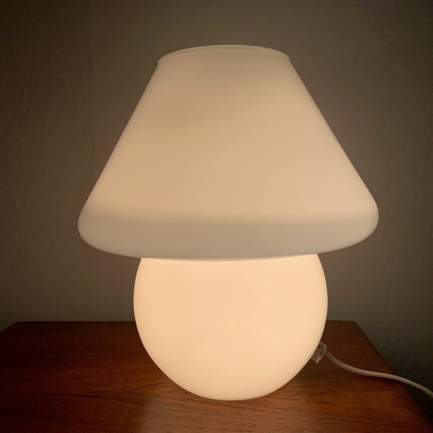 Lampe champignon en verre blanc , 1980