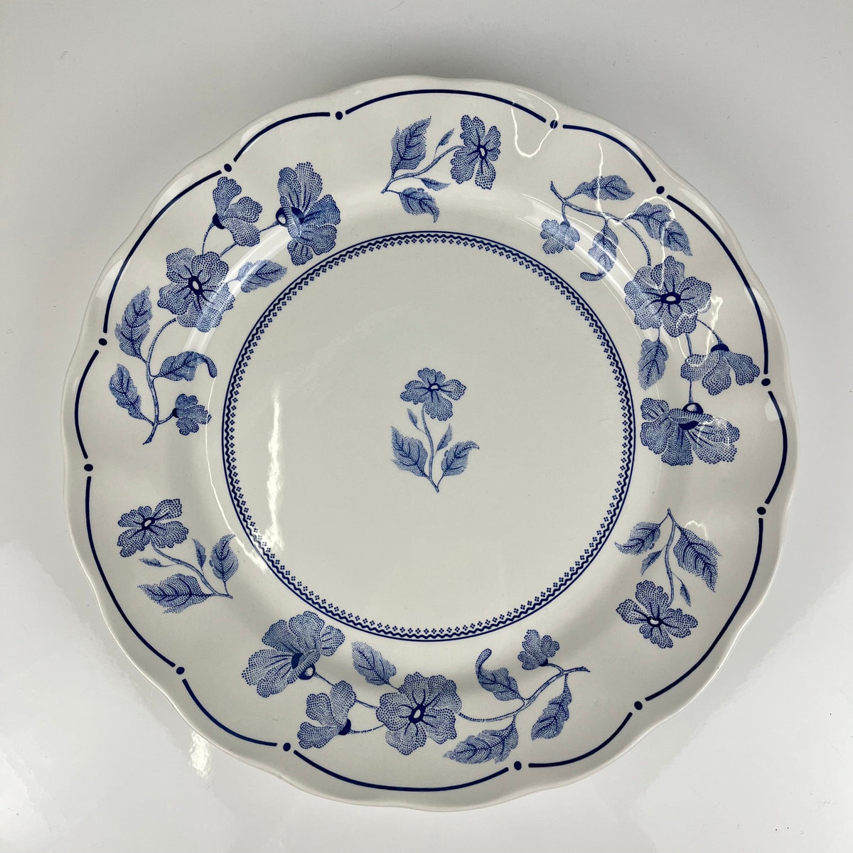 Plat rond Nuova Fontebasso, motif fleur bleu et bord festonné, Italie, XX eme.