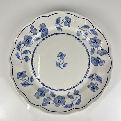 Plat rond Nuova Fontebasso, motif fleur bleu et bord festonné, Italie, XX eme.
