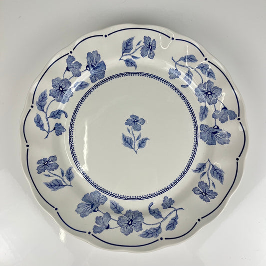 Plat rond Nuova Fontebasso, motif fleur bleu et bord festonné, Italie, XX eme.
