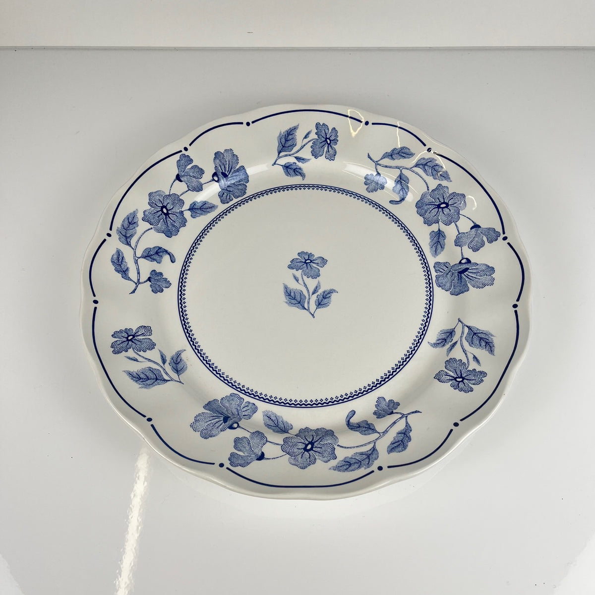 Plat rond Nuova Fontebasso, motif fleur bleu et bord festonné, Italie, XX eme.