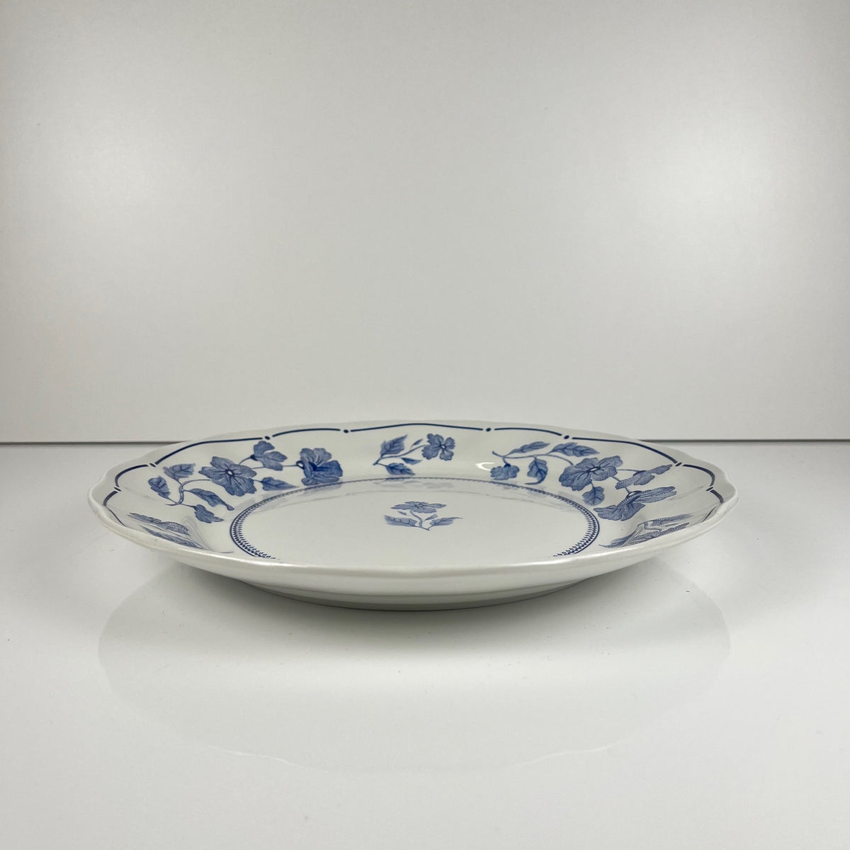 Plat rond Nuova Fontebasso, motif fleur bleu et bord festonné, Italie, XX eme.