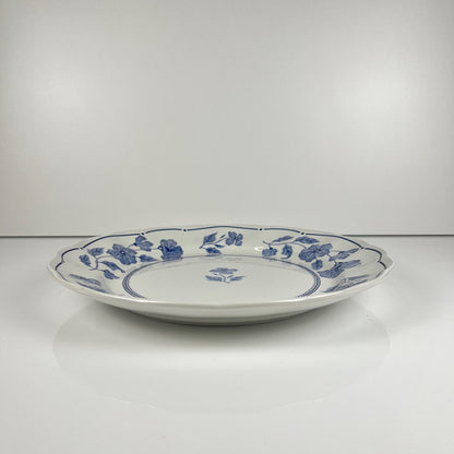 Plat rond Nuova Fontebasso, motif fleur bleu et bord festonné, Italie, XX eme.