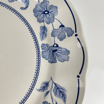 Plat rond Nuova Fontebasso, motif fleur bleu et bord festonné, Italie, XX eme.
