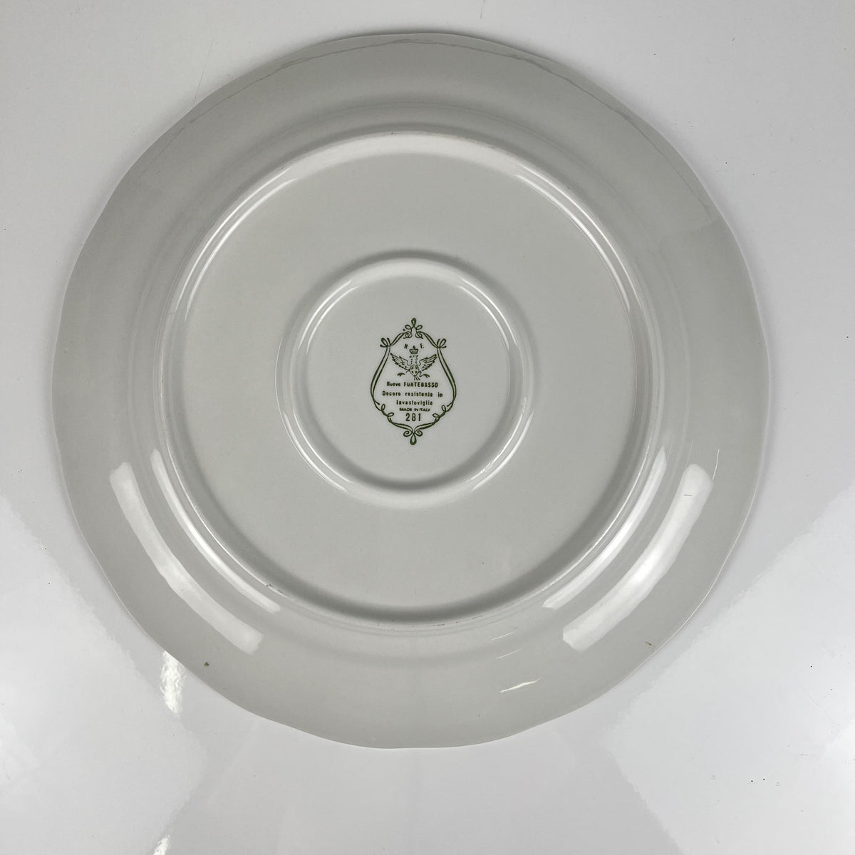 Plat rond Nuova Fontebasso, motif fleur bleu et bord festonné, Italie, XX eme.
