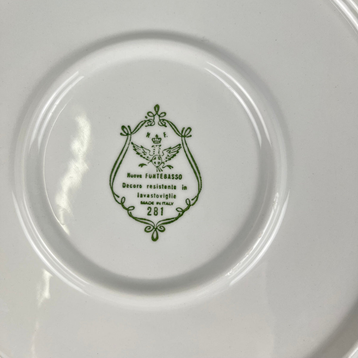 Plat rond Nuova Fontebasso, motif fleur bleu et bord festonné, Italie, XX eme.