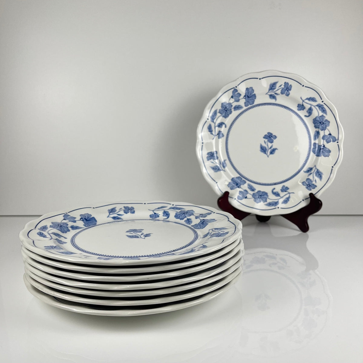 Set of 8 Nuova Fontebasso dinner plates, blue flower motif and scalloped edge, Italy, 20th century.