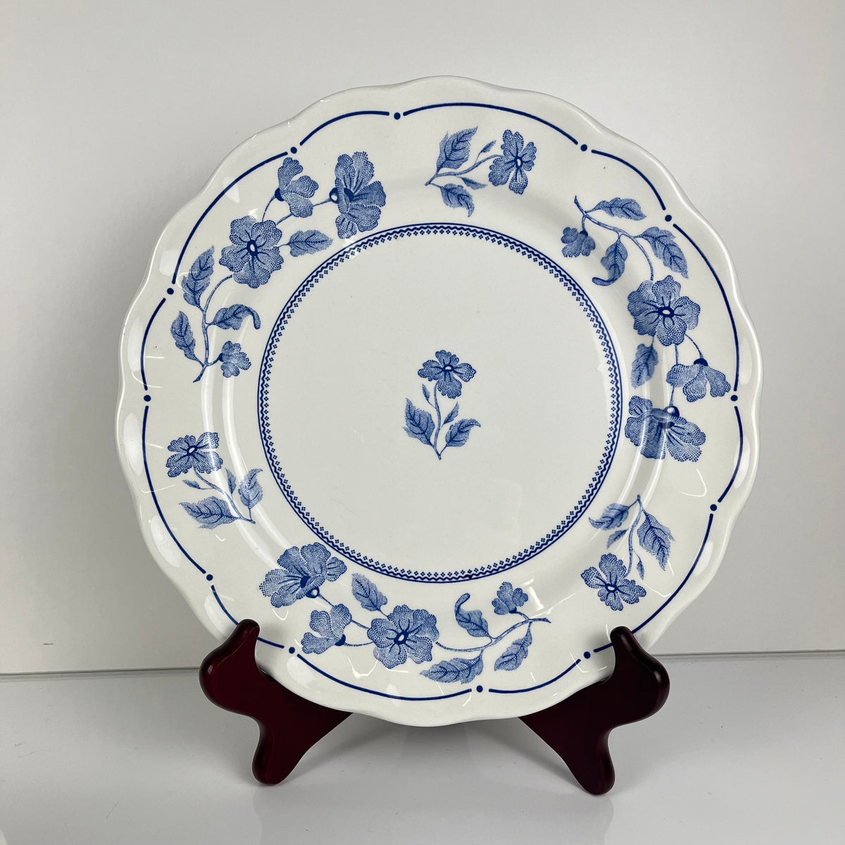 Set of 8 Nuova Fontebasso dinner plates, blue flower motif and scalloped edge, Italy, 20th century.