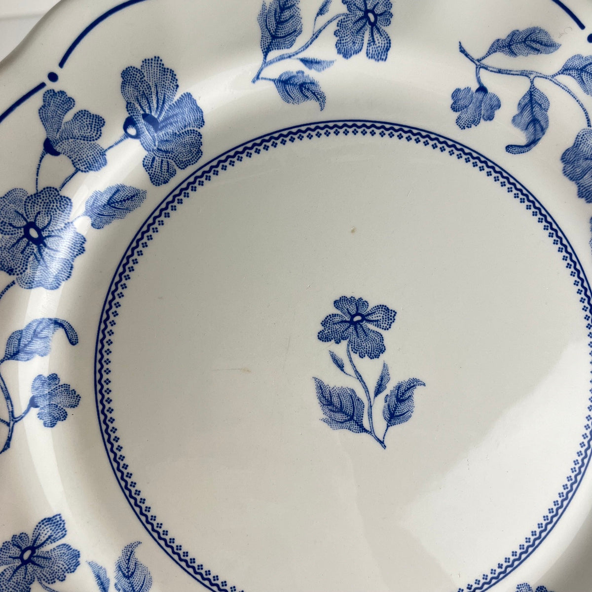Set of 8 Nuova Fontebasso dinner plates, blue flower motif and scalloped edge, Italy, 20th century.