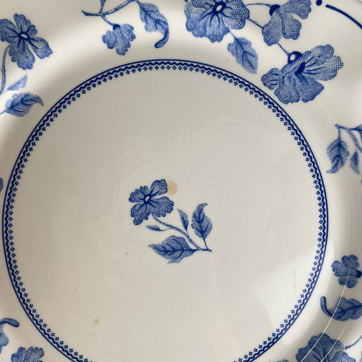 Set of 8 Nuova Fontebasso dinner plates, blue flower motif and scalloped edge, Italy, 20th century.