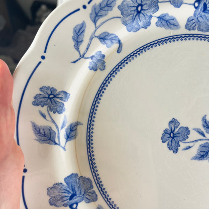 Set of 8 Nuova Fontebasso dinner plates, blue flower motif and scalloped edge, Italy, 20th century.