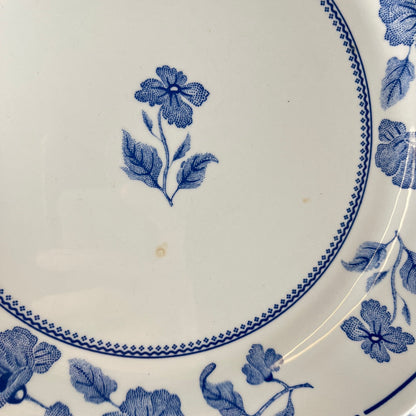 Set of 8 Nuova Fontebasso dinner plates, blue flower motif and scalloped edge, Italy, 20th century.