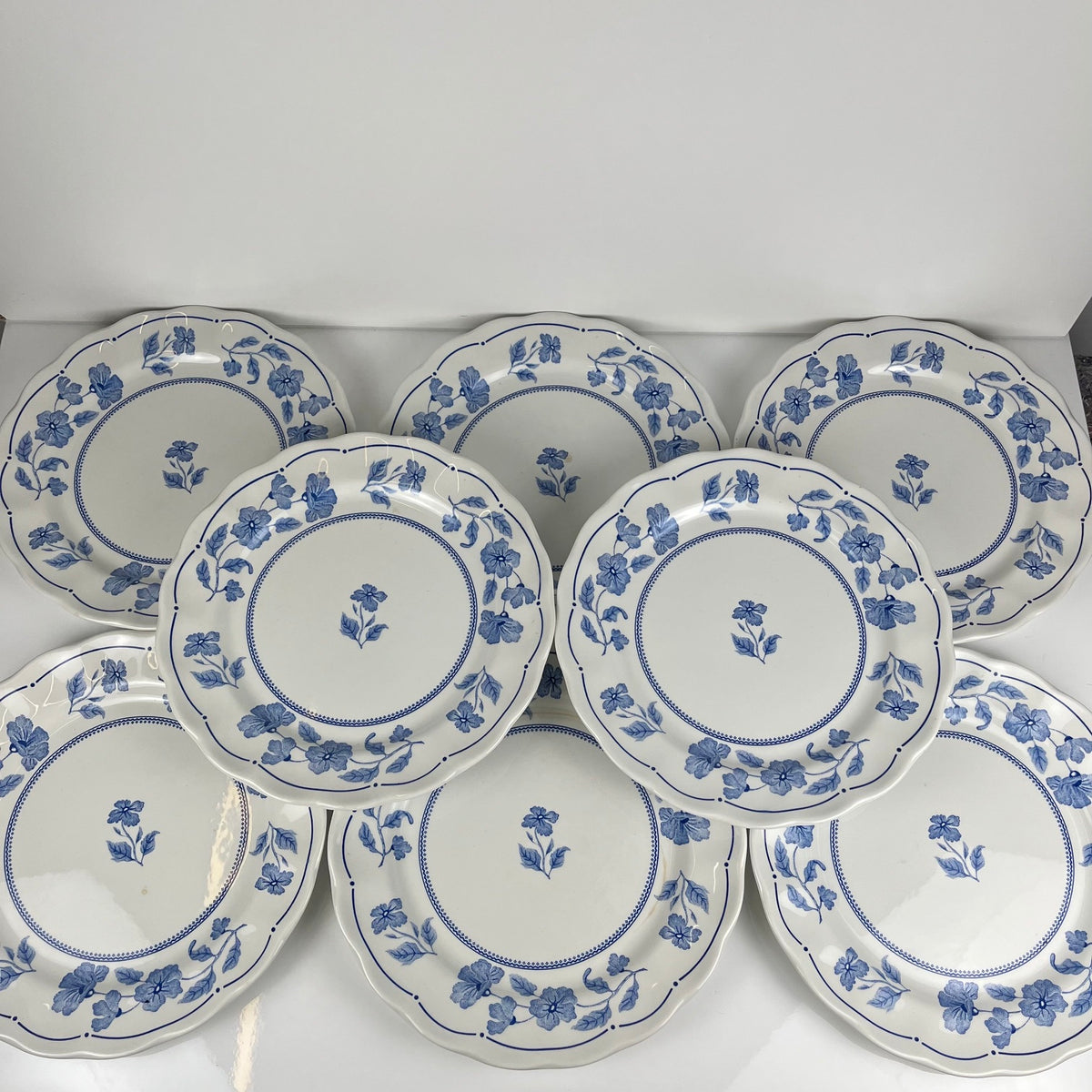 Set of 8 Nuova Fontebasso dinner plates, blue flower motif and scalloped edge, Italy, 20th century.
