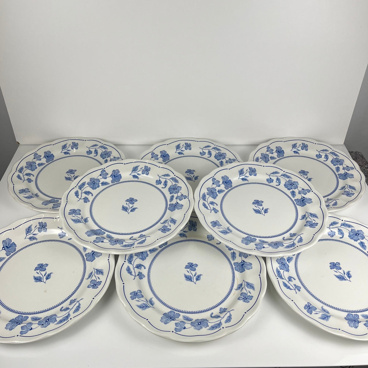 Set of 8 Nuova Fontebasso dinner plates, blue flower motif and scalloped edge, Italy, 20th century.