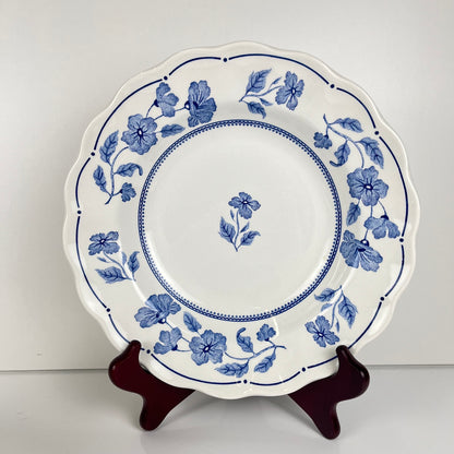 Set de 8 assiettes creuses Nuova Fontebasso, motif fleur bleu et bord festonné, Italie, XX eme.